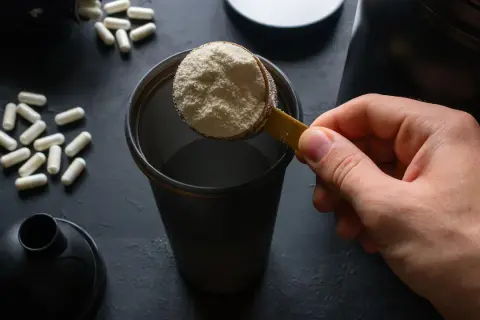 Miscela polvere e capsule: scopri quando assumere gli aminoacidi essenziali per massimizzare i tuoi risultati.