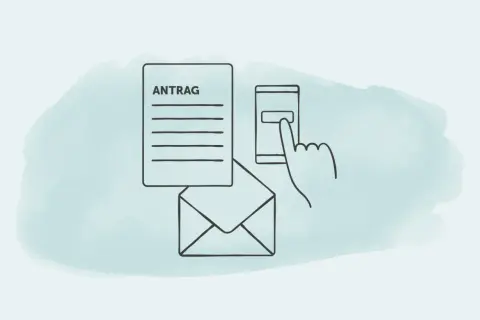 Antrag auf schnelleinstufung pflegegrad krankenhaus. Ein Finger tippt auf ein Smartphone, daneben ein Antrag und ein Umschlag.