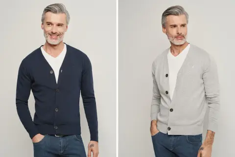 Mężczyzna w granatowym i szarym kardiganie. Co to jest kardigan? To wygodny sweter zapinany na guziki, idealny na co dzień.