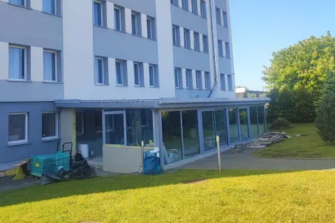 Co to jest patio w hotelu i jak wpływa na komfort gości?