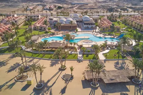 Widok z lotu ptaka na Protels Crystal Beach Resort z basenem, zjeżdżalniami i palmami. Opinie o tym miejscu są zazwyczaj pozytywne.
