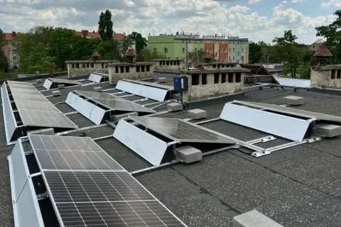 Fotowoltaika na gruncie: gdzie umieścić inwerter dla efektywności?