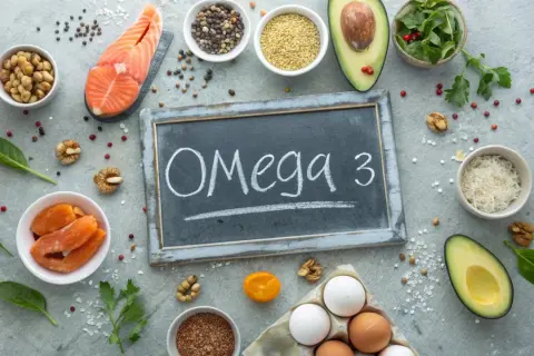 Omega 3: Lachs, Avocado, Nüsse und Eier – ideal für den Muskelaufbau und eine gesunde Ernährung.