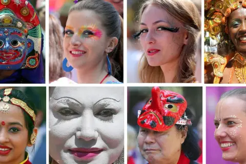 Gesichter mit bunter Schminke, Masken und traditionellen Kopfbedeckungen zeigen die kulturelle Vielfalt.