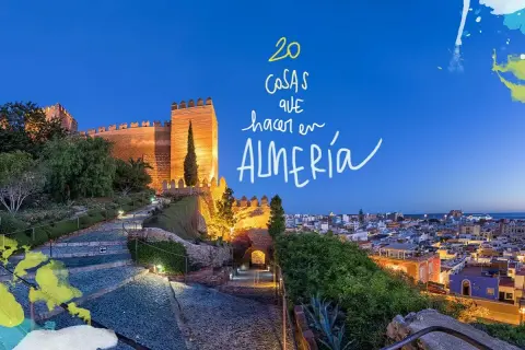 Escaleras iluminadas hacia la Alcazaba de Almería, ideal para descubrir actividades para hacer en Almería al atardecer.