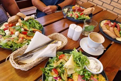 Gdzie zjeść w Pogorzelicy? TOP miejsca na rybę, pizzę i obiady!