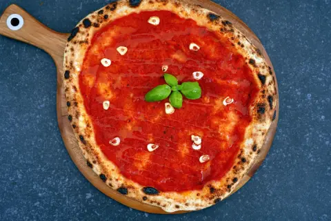 Pizza mit Tomatensauce, Knoblauch und Basilikum. Ein authentisches Rezept für Pizza Tomatensauce Original.