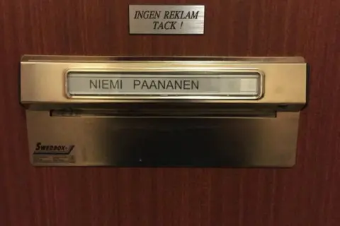 Brevlåda med namnet Niemi Paananen. Ovanför skylten "Ingen reklam tack!".
