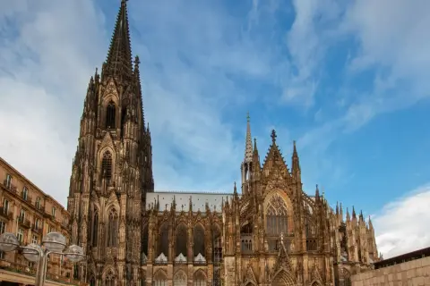 Imponująca katedra w Kolonii, z jej strzelistymi wieżami i bogatą fasadą, to prawdziwy cud architektury. Ciekawostki o jej budowie i historii zachwycają.