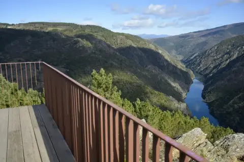 Vistas impresionantes desde el mirador do duque, con un río serpenteando entre montañas cubiertas de vegetación.