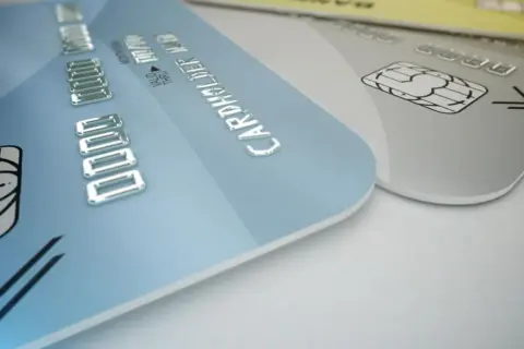 Zbliżenie na kartę prepaid Visa z wypukłymi cyframi i chipem.