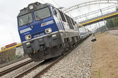 Pendolino Katowice - Kołobrzeg cena biletu? Pociąg PKP Intercity EP09-005 na torach.