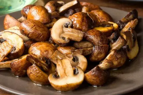 Najlepsze przyprawy do sosu pieczarkowego – jak uzyskać idealny smak i aromat