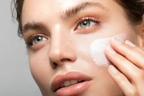 Porcelanowa cera: Jak osiągnąć idealną skórę krok po kroku?