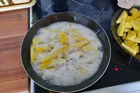 Dlaczego olej pieni się przy frytkach? Poznaj sekrety chrupkości!