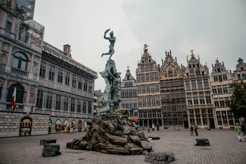 Fontanna Brabo na rynku w Antwerpii, gdzie leży to piękne miasto.