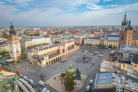 Rynek Główny w Krakowie: Sukiennice, Kościół Mariacki i wieża Ratuszowa. Idealne miejsce, by zobaczyć w Krakowie.