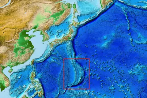 Mapa batymetryczna Pacyfiku z zaznaczonym rowem Mariańskim, miejscem o największej głębokości oceanu.