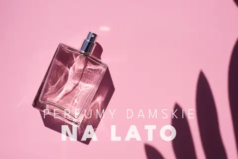 Szklana butelka perfum na różowym tle z cieniami liści.