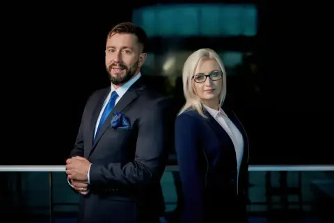 Dwóch prawników w eleganckich garniturach. Dowiedz się, ile kosztuje porada prawna i jak uzyskać profesjonalne wsparcie.
