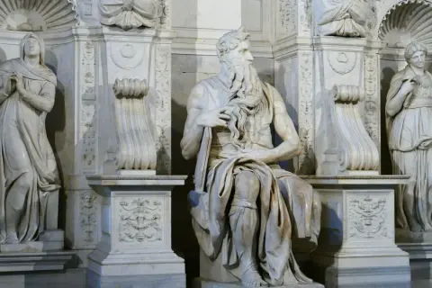 Il Mosè di Michelangelo a San Pietro in Vincoli, con le figure di Lia e Rachele ai lati, un capolavoro che incanta.