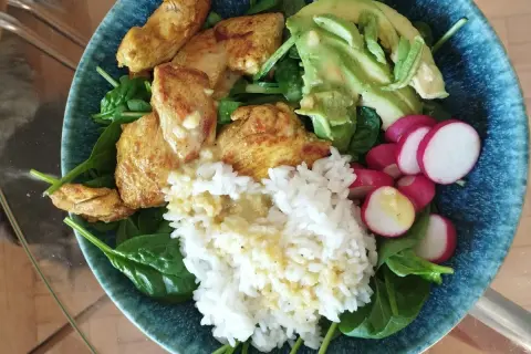 Zdrowa buddha bowl z kurczakiem, ryżem, awokado i rzodkiewką. Pyszny posiłek pełen smaku i witamin.