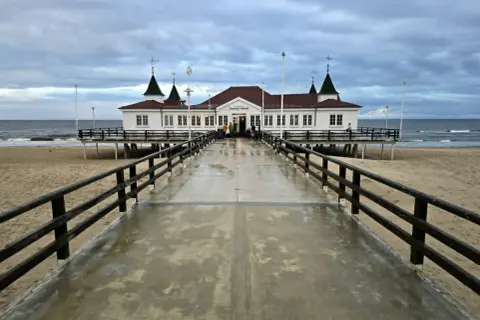 Molo w Ahlbecku, budynek z wieżyczkami, plaża i morze. Sprawdź cennik wejścia na molo w Ahlbecku.