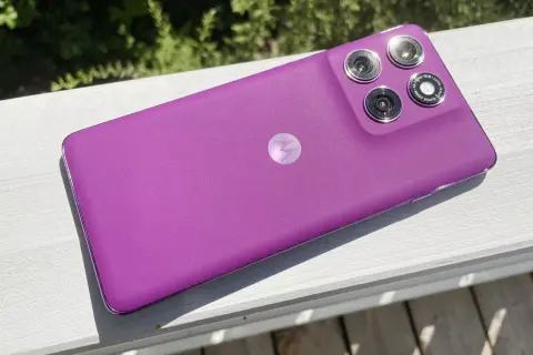 Fioletowy telefon Motorola z potrójnym aparatem, idealny, jeśli szukasz jaki telefon z dobrym aparatem.