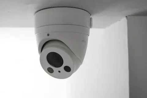 Kamera monitoringu sufitowego to kluczowy element, jak zabezpieczyć mieszkanie przed włamaniem.