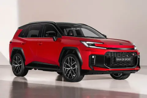 Röd Toyota RAV4 laddhybrid GR Sport med sportig design. Perfekt för en testkörning i sommarvärmen.