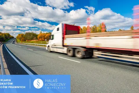 Ciężarówka na autostradzie w ruchu, z rozmytym tłem jesiennego krajobrazu.