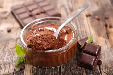 Mrożenie musu czekoladowego: Tak! Ale jak zachować smak i konsystencję?