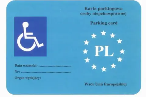 Karta parkingowa dla osoby z lekkim stopniem niepełnosprawności, z symbolem wózka, PL i gwiazdkami UE.