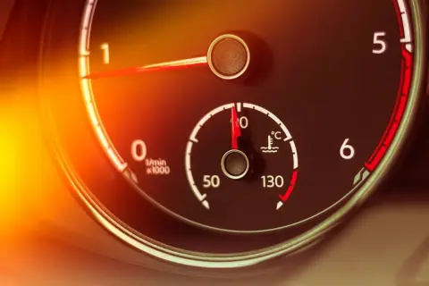 Wskaźnik pokazuje temperaturę oleju w silniku. Igła wskazuje ok. 90°C, co jest optymalną wartością.