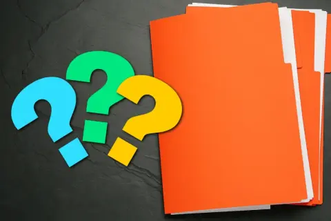Tre färgglada frågetecken framför en hög med orange pärmar. Hur många afsar finns det?