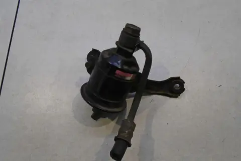 Filtr paliwa do Toyoty RAV4 2.0 benzyna, element układu paliwowego, gotowy do montażu.