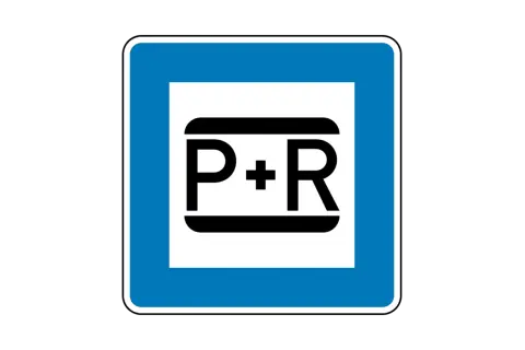 Blaues Schild mit weißem Feld und schwarzem P+R-Symbol. Park and Ride – hier umsteigen und weiterfahren.