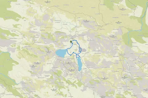 Mapa szlaków turystycznych w **Picos de Europa** z zaznaczonymi jeziorami Lagos de Covadonga i szczytami.