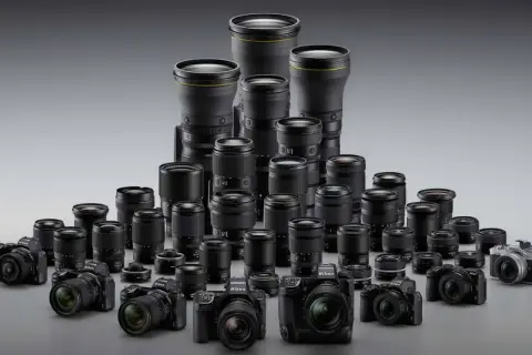 Duży wybór obiektywów Nikon, od szerokokątnych po teleobiektywy, prezentuje różnorodność tego rodzaju obiektywu.