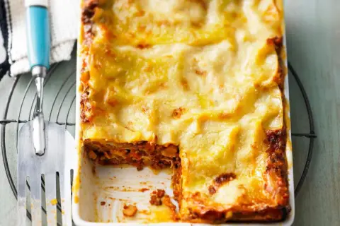 Lasagne al forno mit geschmolzenem Käse, bereit zum Servieren. Die Zutaten sind perfekt geschichtet.