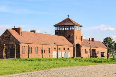 Oświęcim: Gdzie zjeść smacznie i z szacunkiem po wizycie w Muzeum?
