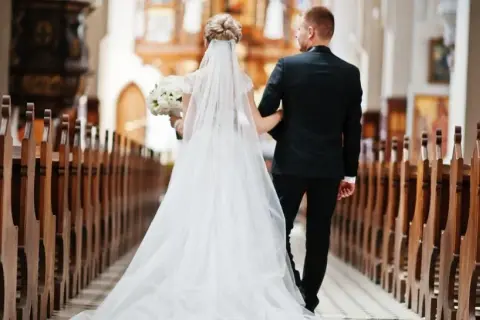 Jak układać długi welon w kościele, aby uniknąć najczęstszych błędów