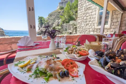 Pyszne owoce morza i ryby na stole w restauracji nad Adriatykiem. Idealne miejsce, by dowiedzieć się, co zjeść w Chorwacji.