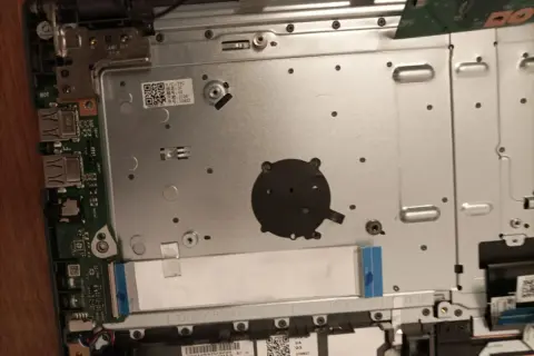 Wnętrze laptopa, widoczne porty USB, wentylator i płyta główna. Wystąpił błąd, który jest nie do naprawienia.