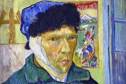 Van Gogh obrazy najsłynniejsze: autoportret z zabandażowanym uchem, w tle japońska grafika.
