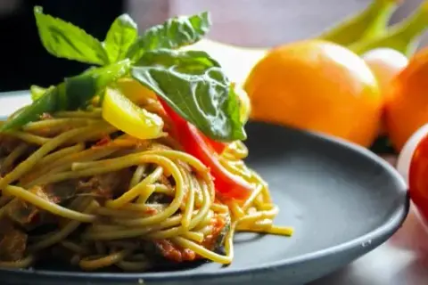 Ile kalorii ma spaghetti? Kaloryczność różnych rodzajów makaronu