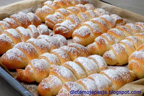 Sekrety puszystych bułek drożdżowych: przepis, który zawsze działa