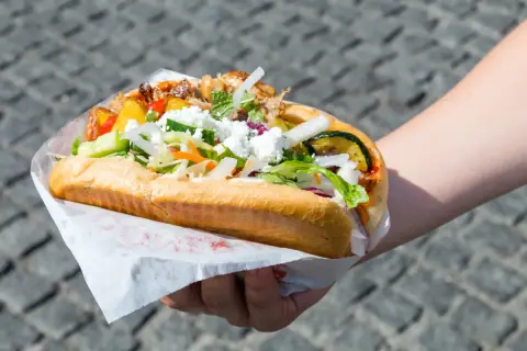 Pyszny kebab king, pełen warzyw i sera, idealny na szybki posiłek. Czy zastanawiałeś się nad jego kcal?