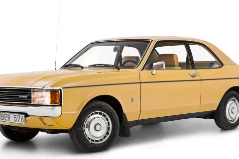 Gul Ford Consul från 70-talet, en klassisk bil med en tidlös design.