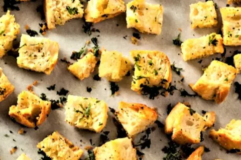 Goldbraune, knusprige Brotwürfel mit Kräutern – perfekt, um Croutons selber zu machen für Salate oder Suppen.